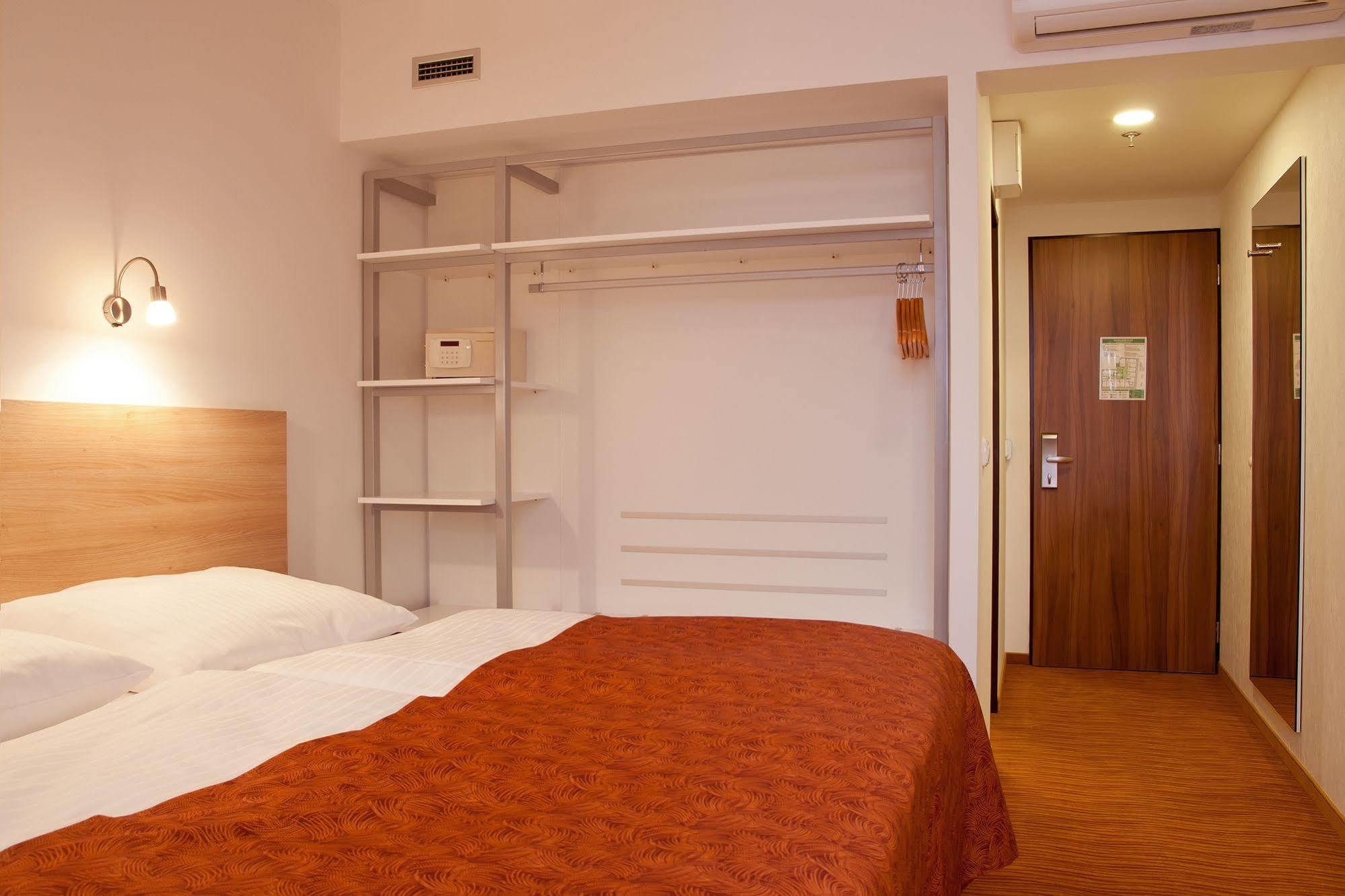 Hotel Ambiance Praha Bagian luar foto
