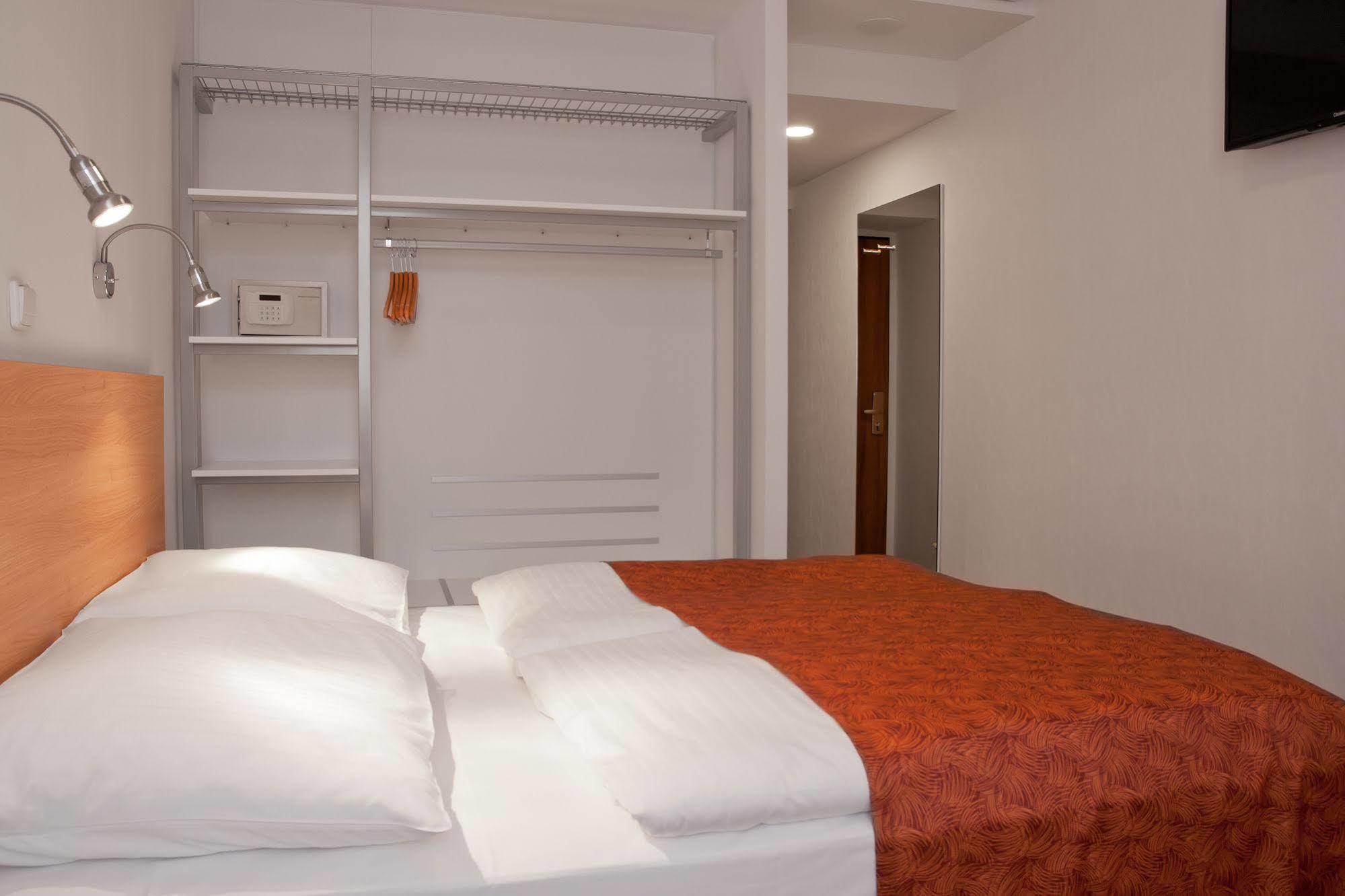 Hotel Ambiance Praha Bagian luar foto
