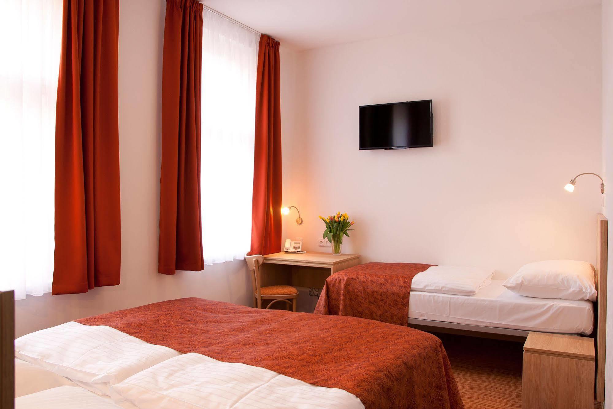 Hotel Ambiance Praha Bagian luar foto